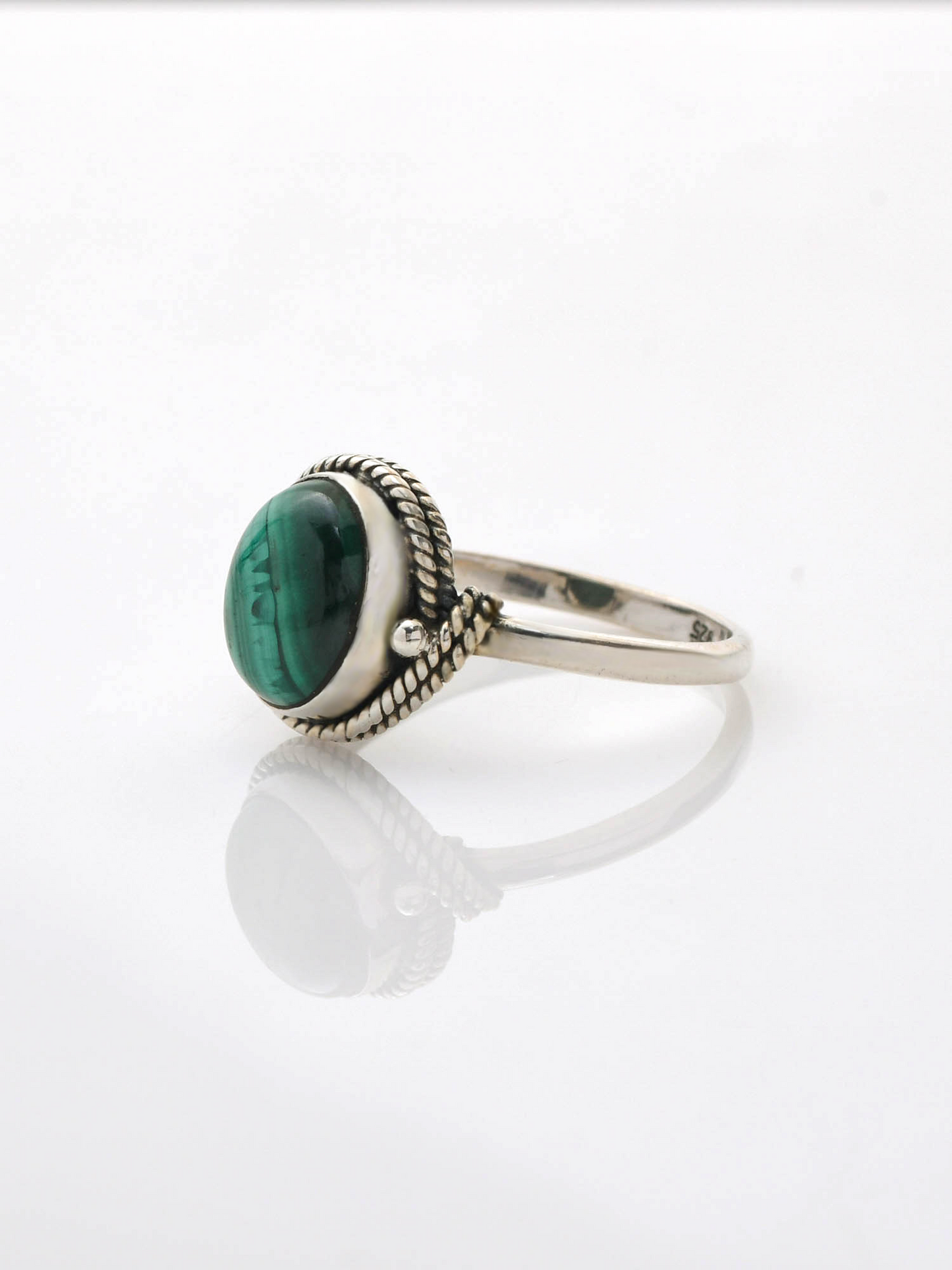 Rope Embrace Oval Ring MELACHITE
